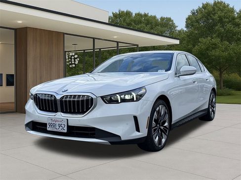 Used 2025 BMW 530i image 2