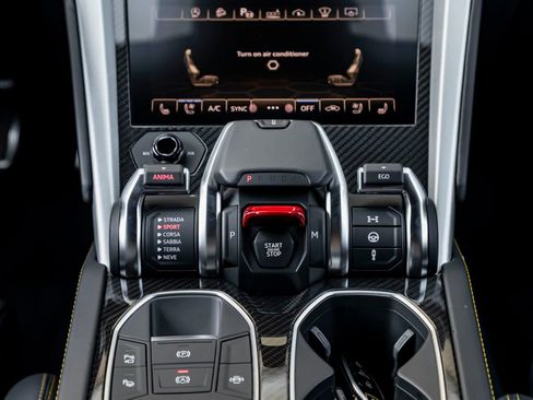 Used 2021 Lamborghini Urus AWD/4WD image 19