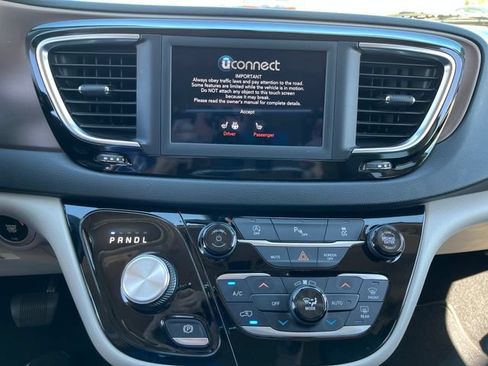 Used 2019 Chrysler Pacifica Touring-L FWD image 8