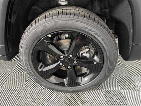 New 2025 Jeep Grand Cherokee Limited w/ Black Appearance Package image 16