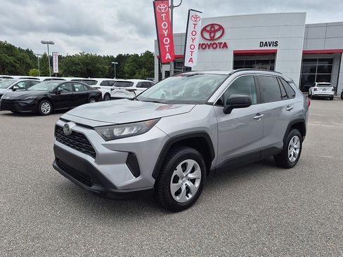 Used 2020 Toyota RAV4 LE FWD image 7