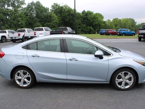 Used 2018 Chevrolet Cruze Premier FWD image 16