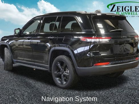 Used 2024 Jeep Grand Cherokee Limited w/ Luxury Tech Group II image 2