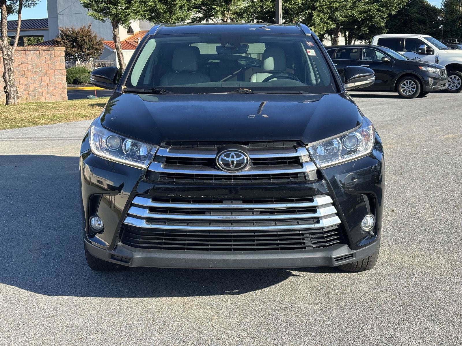 Used 2017 Toyota Highlander Limited AWD/4WD image 4