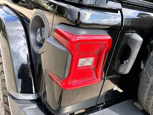 Used 2018 Jeep Wrangler Unlimited Sahara w/ Dual Top Group image 27