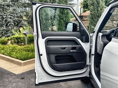 Used 2025 Land Rover Defender 110 S image 17
