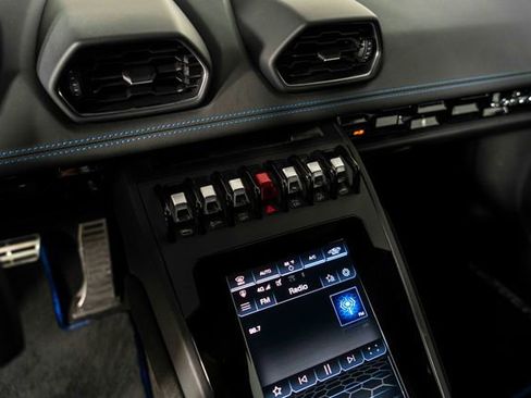 Used 2020 Lamborghini Huracan EVO image 20