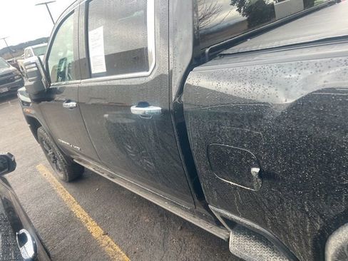 Used 2022 GMC Sierra 2500 Denali w/ Denali Black Diamond Edition image 11