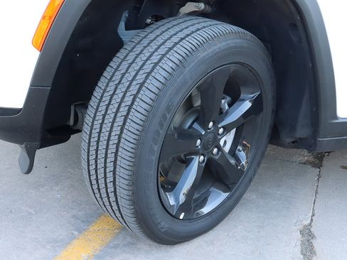 Used 2025 Jeep Grand Cherokee L Altitude image 17