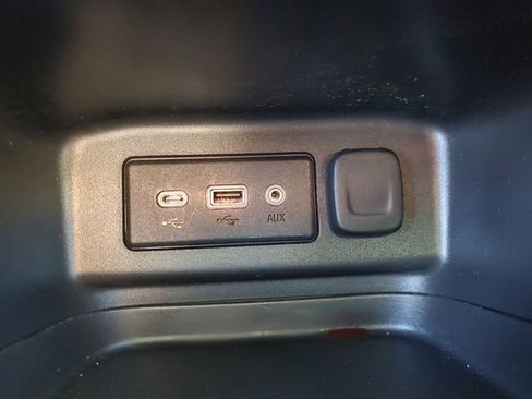 Used 2023 Chevrolet Equinox LT image 28