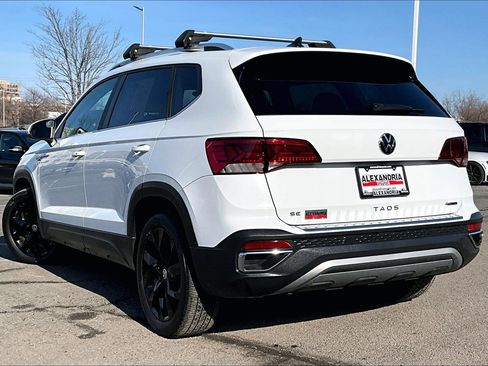 Used 2022 Volkswagen Taos SE w/ Panoramic Sunroof Package image 11