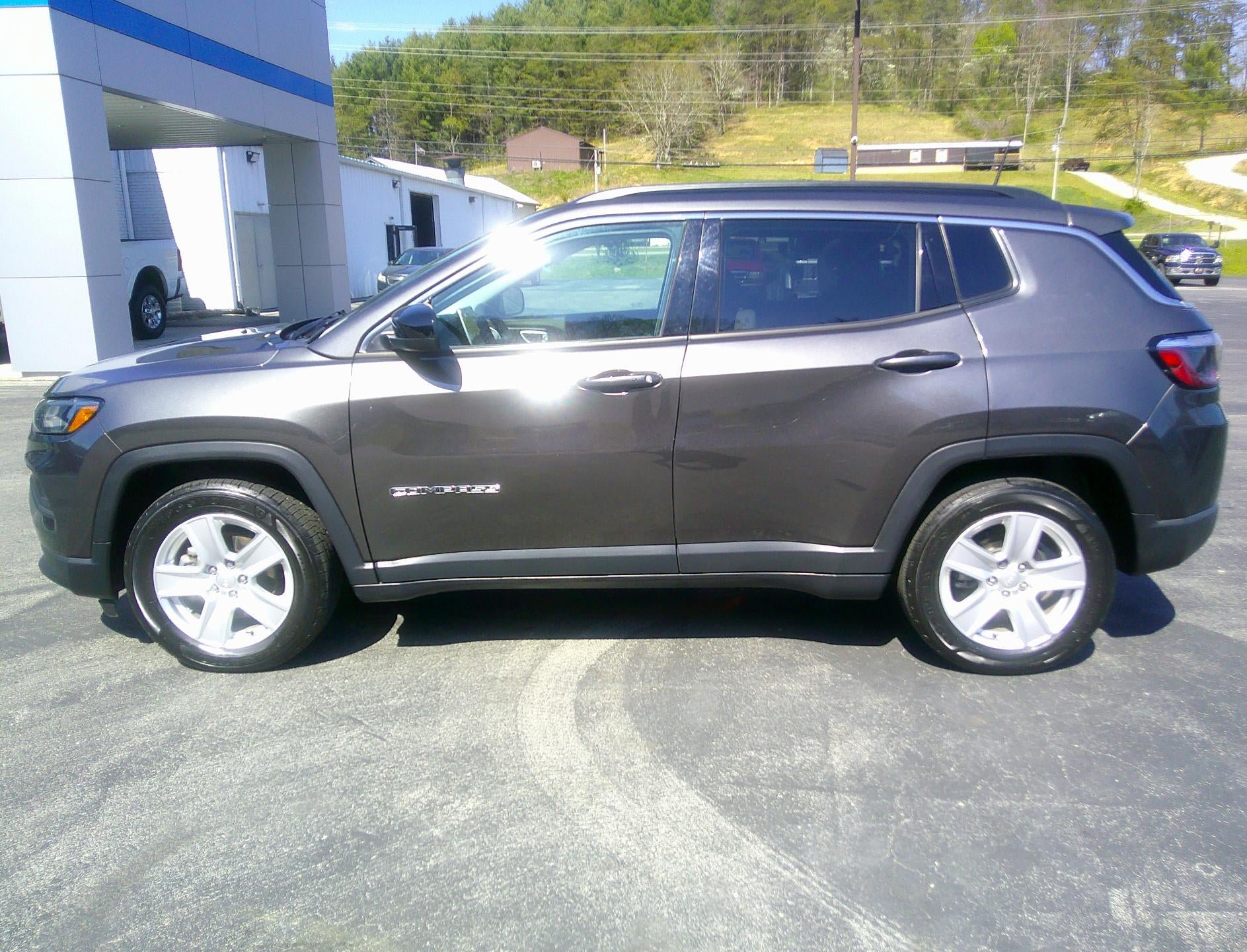 Used 2022 Jeep Compass Latitude FWD image 2