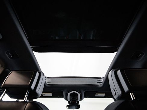 Certified 2023 Porsche Macan AWD/4WD image 26