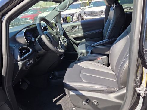 New 2026 Chrysler Pacifica Select FWD image 5