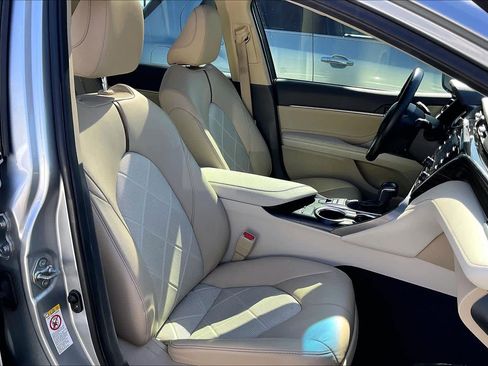 Used 2018 Toyota Camry XLE image 7