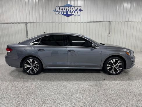 Used 2022 Volkswagen Passat 2.0T SE image 1