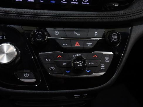 Used 2020 Chrysler Pacifica Limited image 20