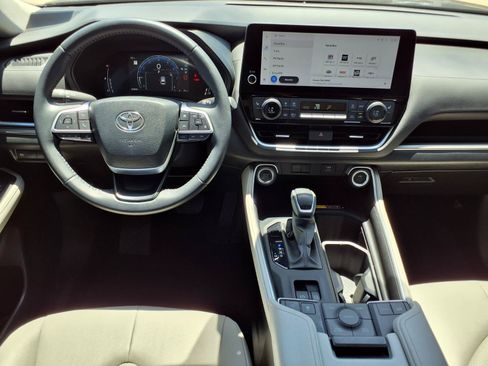 Used 2024 Toyota Grand Highlander AWD image 12