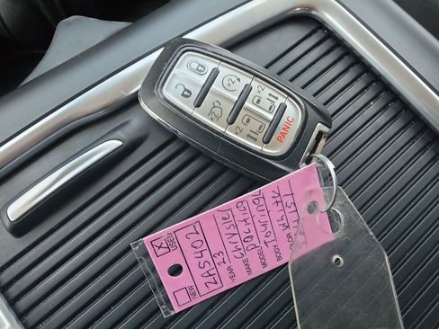 Used 2023 Chrysler Pacifica Touring-L FWD image 33