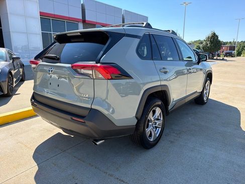 Used 2022 Toyota RAV4 XLE w/ Convenience Package AWD/4WD image 4