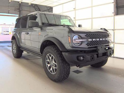 Used 2025 Ford Bronco Badlands AWD/4WD image 3