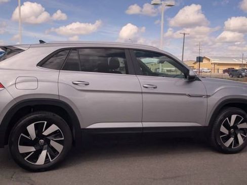 Used 2025 Volkswagen Atlas Cross Sport SE AWD/4WD image 2