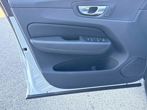 Used 2025 Volvo XC60 B5 Plus image 16