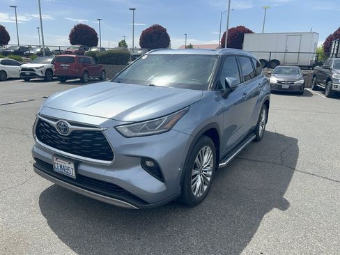 Used 2023 Toyota Highlander Platinum AWD/4WD image 2