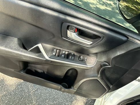 Used 2016 Toyota Camry SE FWD image 18