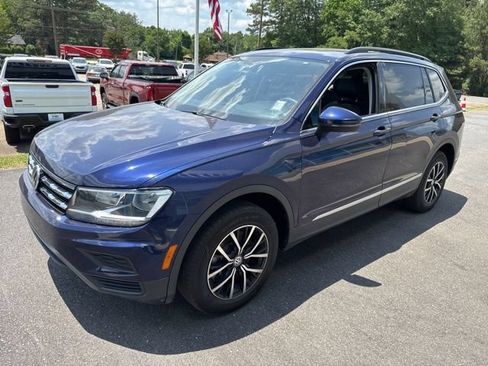 Used 2021 Volkswagen Tiguan SE w/ Panoramic Sunroof Package FWD image 3