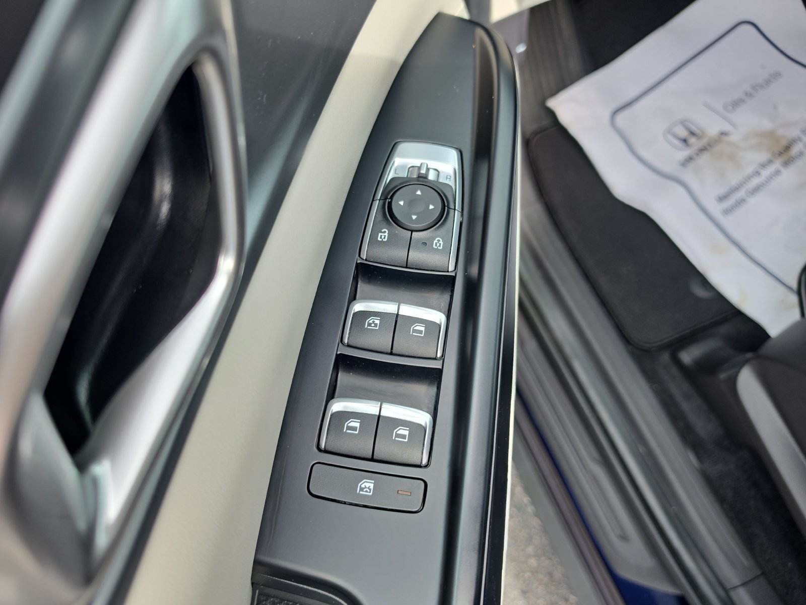 Used 2024 Kia Carnival LX FWD image 11