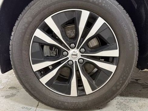 Used 2024 Volvo XC60 B5 Core image 11