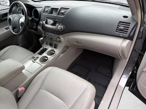 Used 2011 Toyota Highlander SE image 28