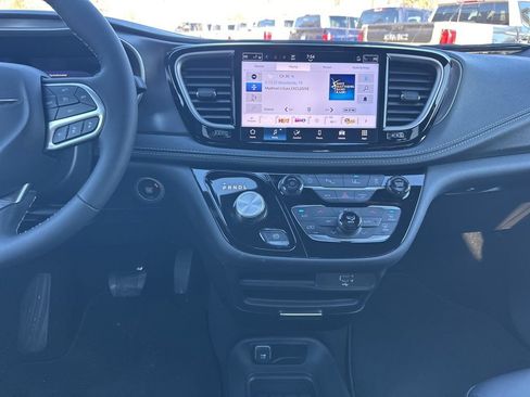 New 2026 Chrysler Pacifica Select AWD/4WD image 18