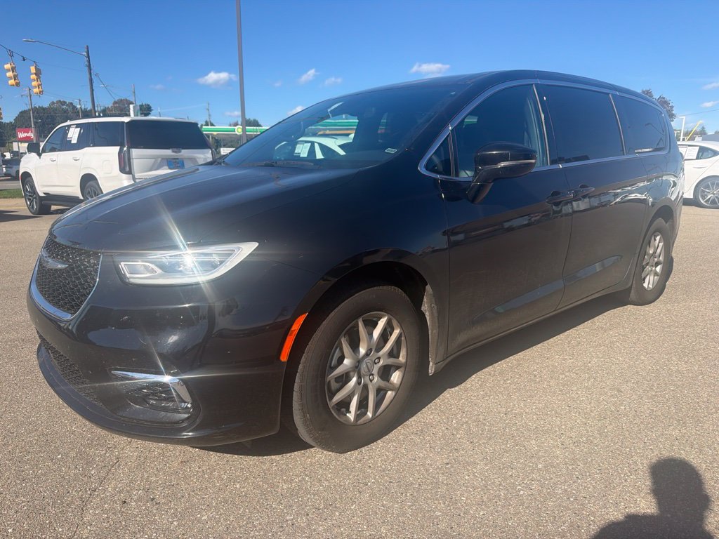 Used 2025 Chrysler Pacifica Select FWD image 1
