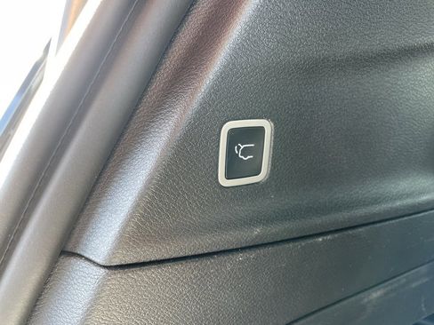 Used 2025 Chrysler Pacifica Limited image 35