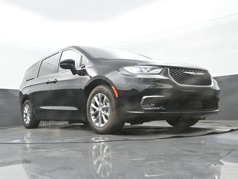 Used 2026 Chrysler Pacifica Limited FWD image 9