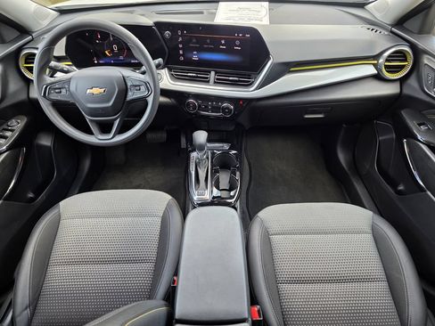 Used 2025 Chevrolet Trax LT FWD image 14
