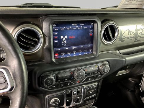 Used 2018 Jeep Wrangler Unlimited Sahara AWD/4WD image 9