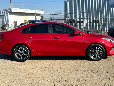 Used 2023 Kia Forte LXS w/ LXS Technology Package FWD image 3