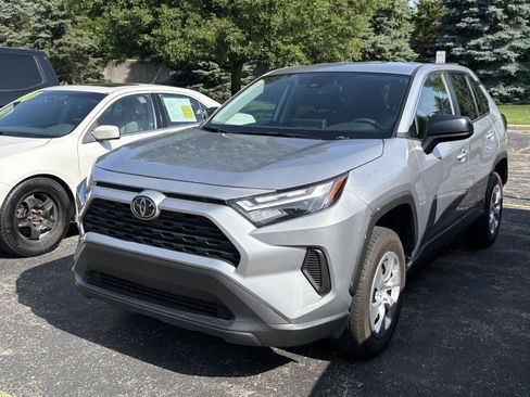 Used 2025 Toyota RAV4 LE AWD/4WD image 2