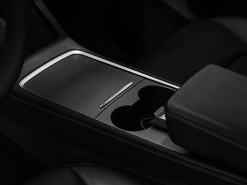 Used 2022 Tesla Model Y Long Range image 31