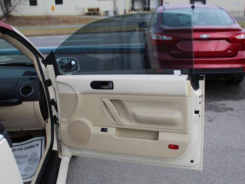 Used 2009 Volkswagen Beetle S image 12