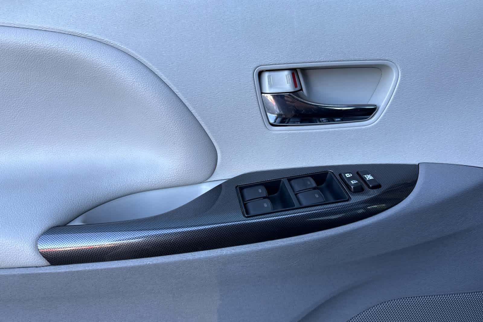 Used 2012 Toyota Sienna SE FWD image 12