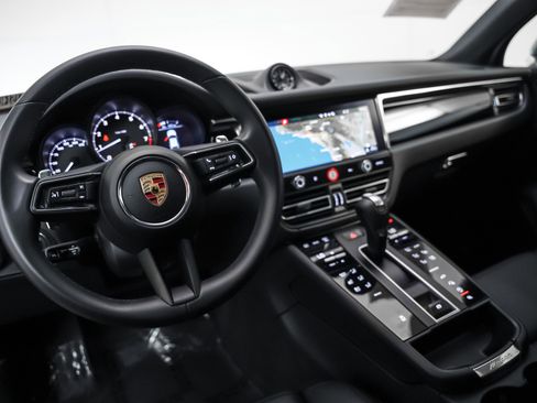 Used 2025 Porsche Macan image 4