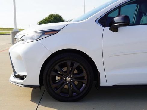 Used 2023 Toyota Sienna XSE FWD image 5
