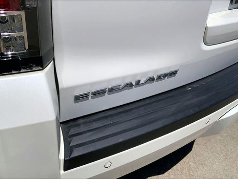Used 2017 Cadillac Escalade Luxury AWD/4WD image 10