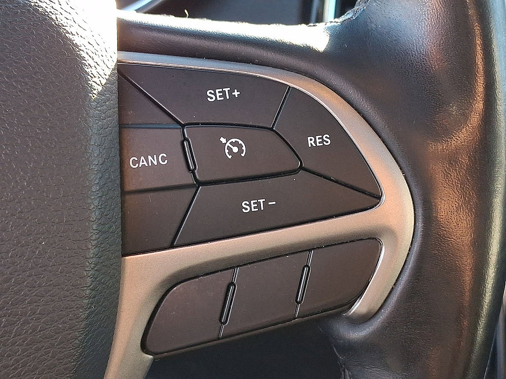 Used 2020 Jeep Grand Cherokee Limited AWD/4WD image 24