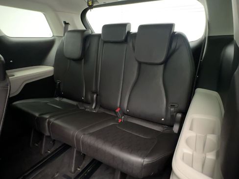 Used 2022 Kia Carnival LX image 32