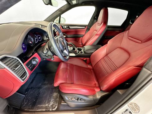 Certified 2023 Porsche Cayenne Turbo image 5